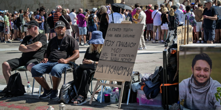 Συγκίνηση: Πατέρας θα κάνει απεργία πείνας δίπλα στον Πάνο Ρούτσι