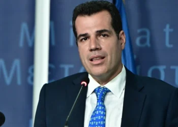 Εγκύκλιος Πλεύρη καθιερώνει τον όρο «παράνομη μετανάστευση» – Οι μετανάστες θα γλιτώνουν τη φυλακή μόνο εάν επιστρέφουν στη χώρα τους