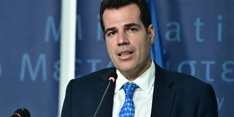 Εγκύκλιος Πλεύρη καθιερώνει τον όρο «παράνομη μετανάστευση» – Οι μετανάστες θα γλιτώνουν τη φυλακή μόνο εάν επιστρέφουν στη χώρα τους