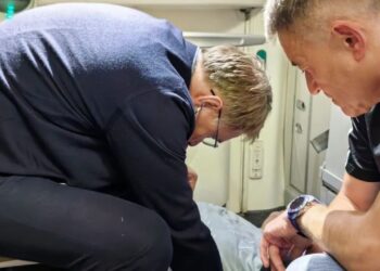 Ο Ρώσος υπουργός Υγείας έσωσε επιβάτη εν πτήσει – Βίντεο από την προσπάθειά του