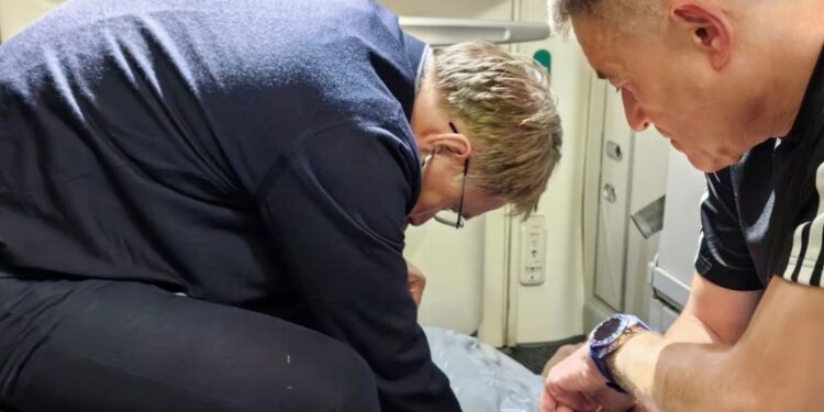 Ο Ρώσος υπουργός Υγείας έσωσε επιβάτη εν πτήσει – Βίντεο από την προσπάθειά του