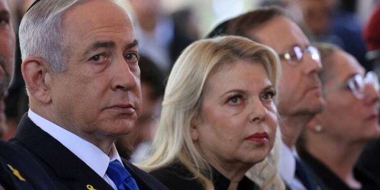 Σάρα Νετανιάχου: Αγνόησε συγγενείς ομήρων σε τόπο προσκυνήματος στη Νέα Υόρκη – Το viral βίντεο