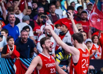 Προκαλεί ο Αλπερέν Σενγκούν: Οι αναρτήσεις με τον Κεμάλ και το «σας πείραξε ο θαλασσινός αέρας;» μετά το Ελλάδα – Τουρκία