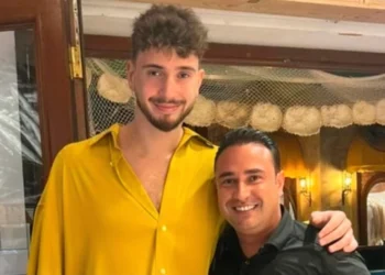 Διασκέδασε σε ελληνικό εστιατόριο στο Μαρμάρι ο Σενγκούν – Ο Έλληνας ιδιοκτήτης του έσπασε πιάτο στο κεφάλι