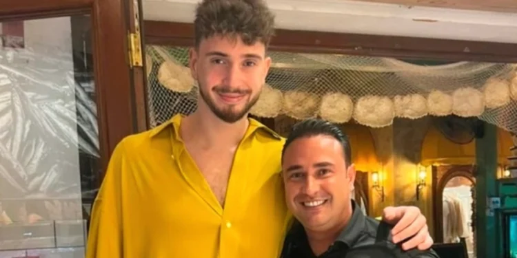 Διασκέδασε σε ελληνικό εστιατόριο στο Μαρμάρι ο Σενγκούν – Ο Έλληνας ιδιοκτήτης του έσπασε πιάτο στο κεφάλι