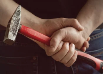 Βόλος: Στο αυτόφωρο πρώην ζευγάρι -Της πέταξε σφυρί και τη χτύπησε επειδή παραβίασε τα ασφαλιστικά μέτρα