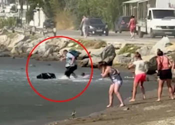 Σκιάθος: Τουρμπίνες αεροσκάφους της Ryanair «πέταξαν» βαλίτσες τουριστών στο νερό – Δείτε βίντεο