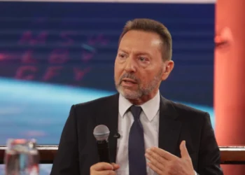 Στουρνάρας: Δεν υπάρχει λεφτόδεντρο – Θα χρεοκοπήσουμε αν αυξήσουμε μισθούς χωρίς αντίκρισμα παραγωγικότητας