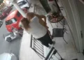 Η στιγμή που Ρομά αγκαλιάζει ηλικιωμένη και της αρπάζει την αλυσίδα – Η ανάρτηση του γιου του θύματος