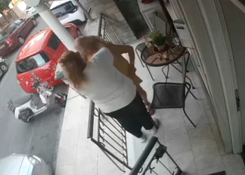 Η στιγμή που Ρομά αγκαλιάζει ηλικιωμένη και της αρπάζει την αλυσίδα – Η ανάρτηση του γιου του θύματος