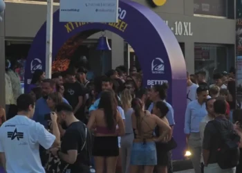 Χαλάνδρι: Πάνω από 300 μέτρα η ουρά σε εγκαίνια αλυσίδας fast food – Δείτε βίντεο