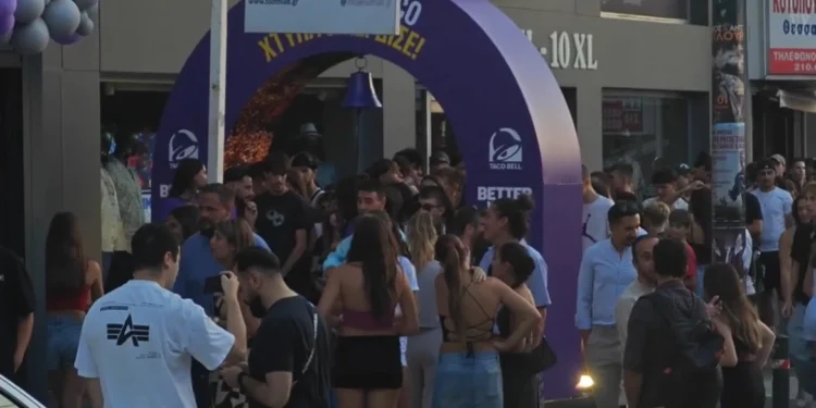 Χαλάνδρι: Πάνω από 300 μέτρα η ουρά σε εγκαίνια αλυσίδας fast food – Δείτε βίντεο