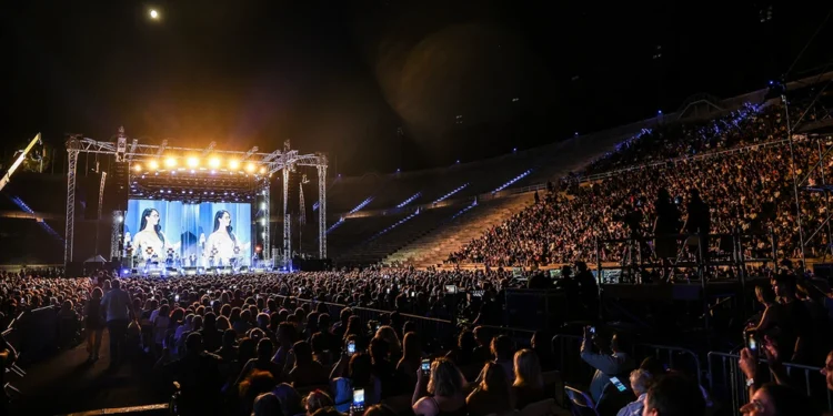 Πλήθος κόσμου και συγκίνηση στη μεγάλη συναυλία για τον Στέλιο Καζαντζίδη – «Σείστηκε» το Καλλιμάρμαρο