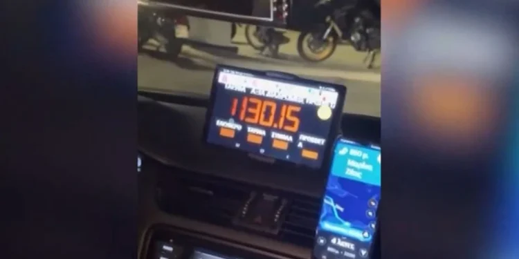 Οδηγός ταξί χρέωσε 130 ευρώ για διαδρομή από το αεροδρόμιο έως τη μαρίνα Ζέας – Το βίντεο που έγινε viral