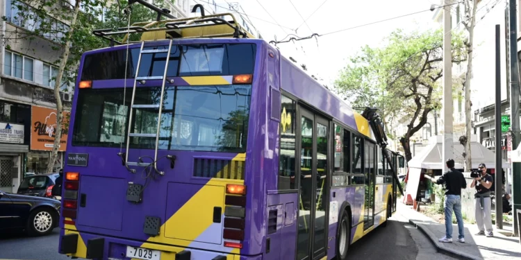 Πειραιάς: «Μου είπε ότι ενοχλώ γιατί κορνάρω και με έβρισε – Ήταν γύρω στο 1,90 bodybuilder και μου έριξε μια μπουνιά στο λαιμό» περιγράφει ο οδηγός του τρόλεϊ