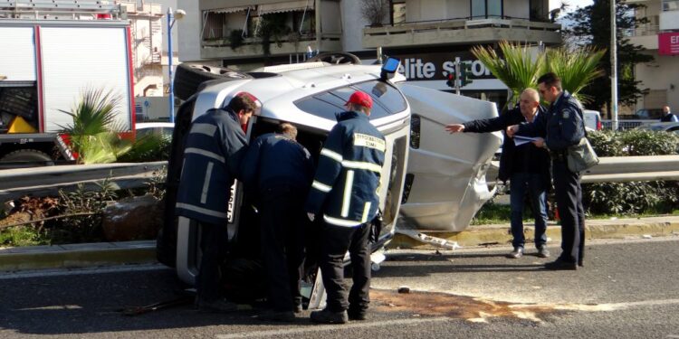Νέο βίντεο από το θανατηφόρο τροχαίο στη Βουλιαγμένης – Αφρενάριστο έπεσε το ΙΧ στο αυτοκίνητο της 64χρονης