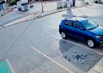 Βίντεο-ντοκουμέντο από το τροχαίο δυστύχημα στη Θεσσαλονίκη: Η στιγμή που ο 29χρονος μοτοσικλετιστής συγκρούεται με την νταλίκα