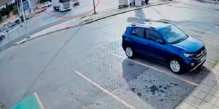 Βίντεο-ντοκουμέντο από το τροχαίο δυστύχημα στη Θεσσαλονίκη: Η στιγμή που ο 29χρονος μοτοσικλετιστής συγκρούεται με την νταλίκα