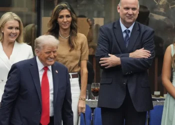 «Τι χάπι ήταν αυτό;»: Τρέλα στα social με το μπλε δισκίο στα δόντια του Τραμπ στον τελικό του US Open