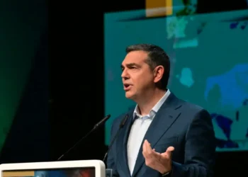 «Σφάζονται» οι εκδοτικοί οίκοι για το βιβλίο του Αλέξη Τσίπρα