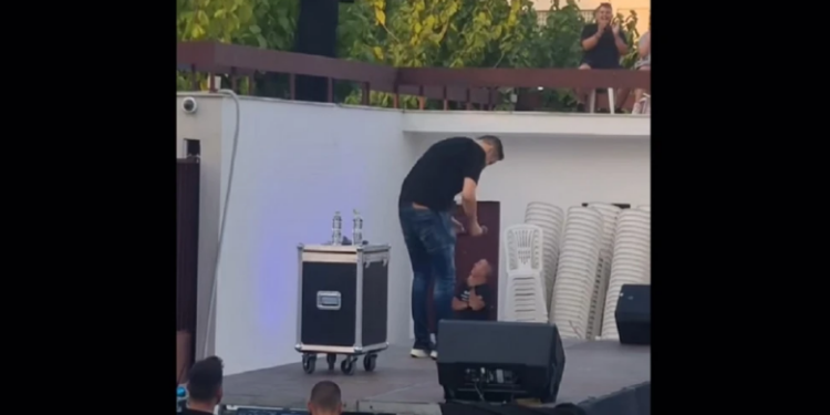 Μήνυση ιερέων στον Αλέξανδρο Τσουβέλα για το viral βίντεο με τον ιερέα