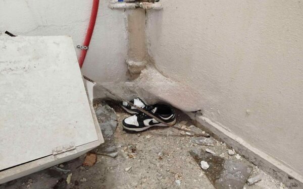 Βόλος: Ο 20χρονος που σκοτώθηκε διασκέδαζε με φίλους στην ταράτσα – Φοβήθηκαν, άρχισαν να τρέχουν και υποχώρησε το πλεξιγκλάς του φωταγωγού