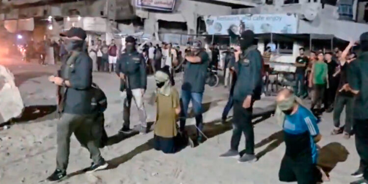 Η Χαμάς εκτέλεσε στη μέση του δρόμου τρεις Παλαιστίνιους «συνεργάτες του Ισραήλ»(Βίντεο)