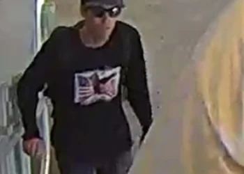 Στη δημοσιότητα έδωσε το FBI τη φωτογραφία του υπόπτου για τη δολοφονία του Τσάρλι Κερκ