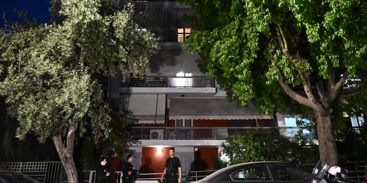 Θρίλερ στον Νέο Κόσμο: Ζευγάρι βρέθηκε νεκρό σε διαμέρισμα – Δίπλα τους βρέθηκε όπλο