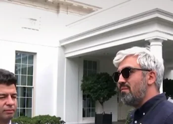 «Δεν πήραμε τίποτα» – Τούρκος δημοσιογράφος έξω από τον Λευκό Οίκο αποκαλύπτει άθελά του το φιάσκο στη συνάντηση Τραμπ-Ερντογάν
