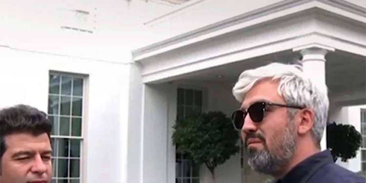 «Δεν πήραμε τίποτα» – Τούρκος δημοσιογράφος έξω από τον Λευκό Οίκο αποκαλύπτει άθελά του το φιάσκο στη συνάντηση Τραμπ-Ερντογάν