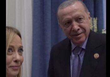 Ερντογάν σε Μελόνι ενώπιον του Μακρόν: Φαίνεσαι καλή! Αλλά πρέπει να κόψεις το κάπνισμα