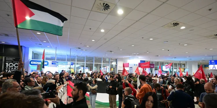 Στην Αθήνα έφτασαν οι 27 Έλληνες ακτιβιστές για τη Γάζα – Μαζί τους και η Γκρέτα Τούνμπεργκ, δείτε φωτογραφίες