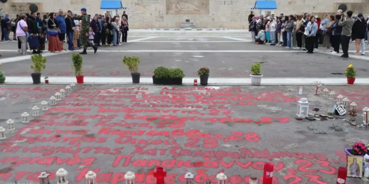 «Μετωπική» στη Βουλή για την τροπολογία για τον Άγνωστο Στρατιώτη: Δεν σβήνονται τα ονόματα θυμάτων των Τεμπών, αλλά δεν θα επιτραπεί να γραφούν ξανά