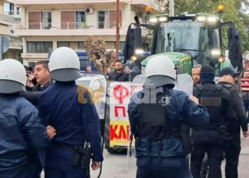 Λιβαδειά: Επεισόδια με αγρότες που διαμαρτύρονταν, έσπασαν τον κλοιό της αστυνομίας και περικύκλωσαν τον Κώστα Τσιάρα