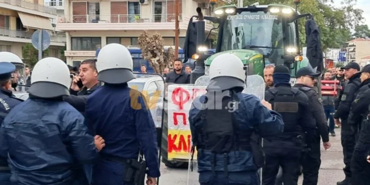 Λιβαδειά: Επεισόδια με αγρότες που διαμαρτύρονταν, έσπασαν τον κλοιό της αστυνομίας και περικύκλωσαν τον Κώστα Τσιάρα