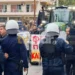 Λιβαδειά: Επεισόδια με αγρότες που διαμαρτύρονταν, έσπασαν τον κλοιό της αστυνομίας και περικύκλωσαν τον Κώστα Τσιάρα
