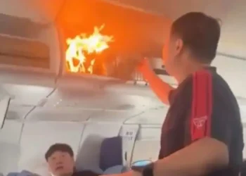 Air China: Πανικός από φωτιά σε αεροπλάνο εν ώρα πτήσης μετά από ανάφλεξη μπαταρίας λιθίου σε βαλίτσα επιβάτη