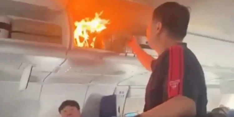 Air China: Πανικός από φωτιά σε αεροπλάνο εν ώρα πτήσης μετά από ανάφλεξη μπαταρίας λιθίου σε βαλίτσα επιβάτη