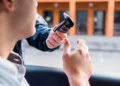 Επεισοδιακό αλκοτέστ για μεθυσμένο οδηγό στη Θεσσαλονίκη: Αντί να φυσήξει.. ρούφαγε – Έριξε κάτω τους αστυνομικούς που τον συνέλαβαν