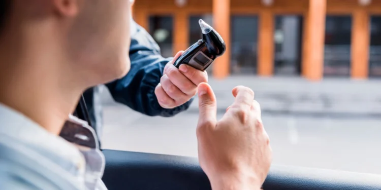 Επεισοδιακό αλκοτέστ για μεθυσμένο οδηγό στη Θεσσαλονίκη: Αντί να φυσήξει.. ρούφαγε – Έριξε κάτω τους αστυνομικούς που τον συνέλαβαν