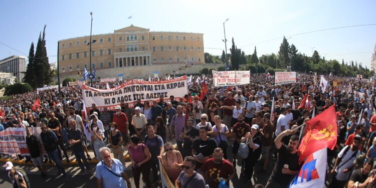 Απεργία: Σε εξέλιξη οι συγκεντρώσεις στο κέντρο της Αθήνας