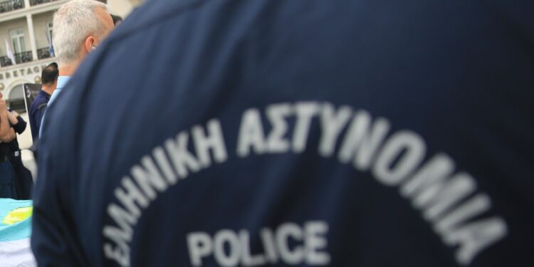 Αποτάχθηκαν από την ΕΛ.ΑΣ ο αστυνομικός της Βουλής και η σύζυγός του που κατηγορούνται για βιασμό των παιδιών τους