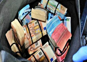 Σκάνδαλο(;) στη Θεσσαλία: Δήμαρχος έψαχνε σακ βουαγιάζ με €40.000 που ξέχασε σε αίθουσα συσκέψεων