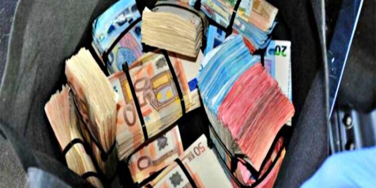 Σκάνδαλο(;) στη Θεσσαλία: Δήμαρχος έψαχνε σακ βουαγιάζ με €40.000 που ξέχασε σε αίθουσα συσκέψεων