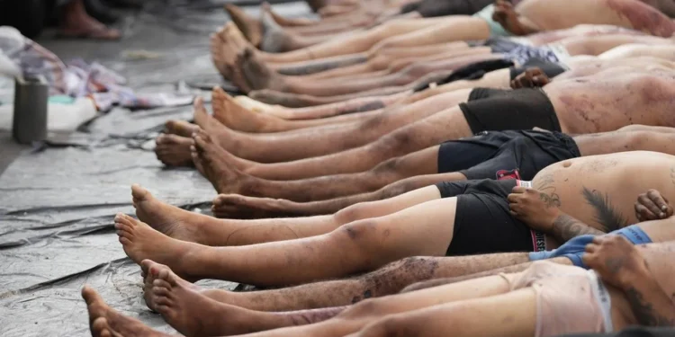 Οργή για την άγρια καταστολή στη Βραζιλία – Σοροί στοιβαγμένες σε φαβέλες