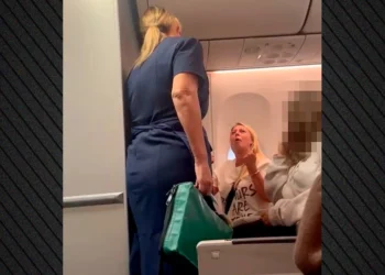 Η στιγμή που μεθυσμένη Βρετανίδα επιβάτις ουρλιάζει σε πτήση προς την Αίγυπτο – Ο πιλότος εξαναγκάστηκε σε προσγείωση στην Κρήτη (βίντεο)