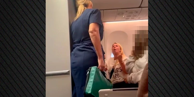 Η στιγμή που μεθυσμένη Βρετανίδα επιβάτις ουρλιάζει σε πτήση προς την Αίγυπτο – Ο πιλότος εξαναγκάστηκε σε προσγείωση στην Κρήτη (βίντεο)