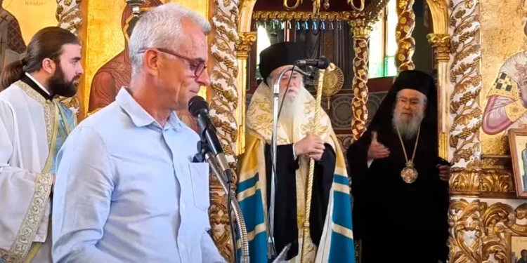 Ο Μητροπολίτης Δωδώνης μάλωσε διευθυντή σχολείου για την αμφίεσή του στην εκκλησία: «Με τα πουκάμισα έξω ήρθες, απαράδεκτος»