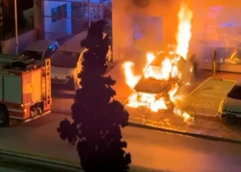 Η στιγμή που η φωτιά κατακαίει τα αυτοκίνητα στη Νέα Φιλαδέλφεια – Πέταξαν μπουκάλια με βενζίνη στα ΙΧ και εξαφανίστηκαν